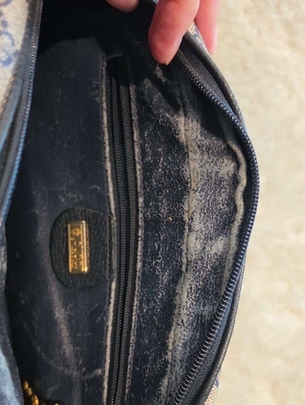 Vintage 1980s Gucci Accessory Collection GG Supreme Navy Camera Bag - Picture 5 of 16